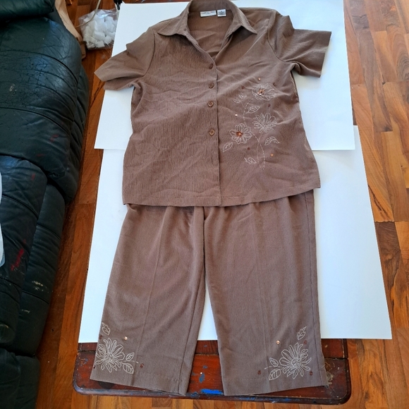 Women's Pant Suit...Pants And Shirt Combination. - Picture 1 of 10